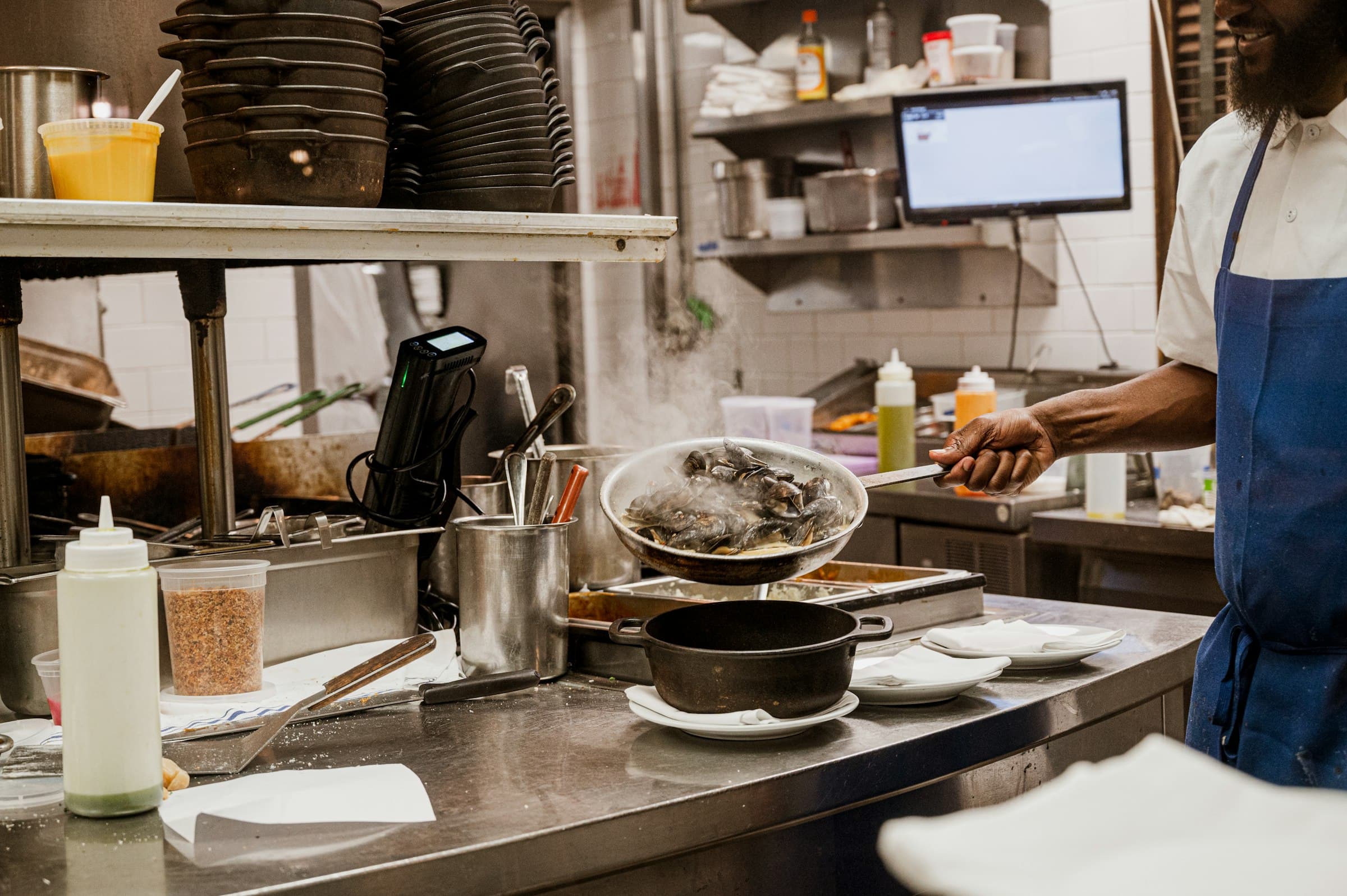 Cocina de restaurante en servicio