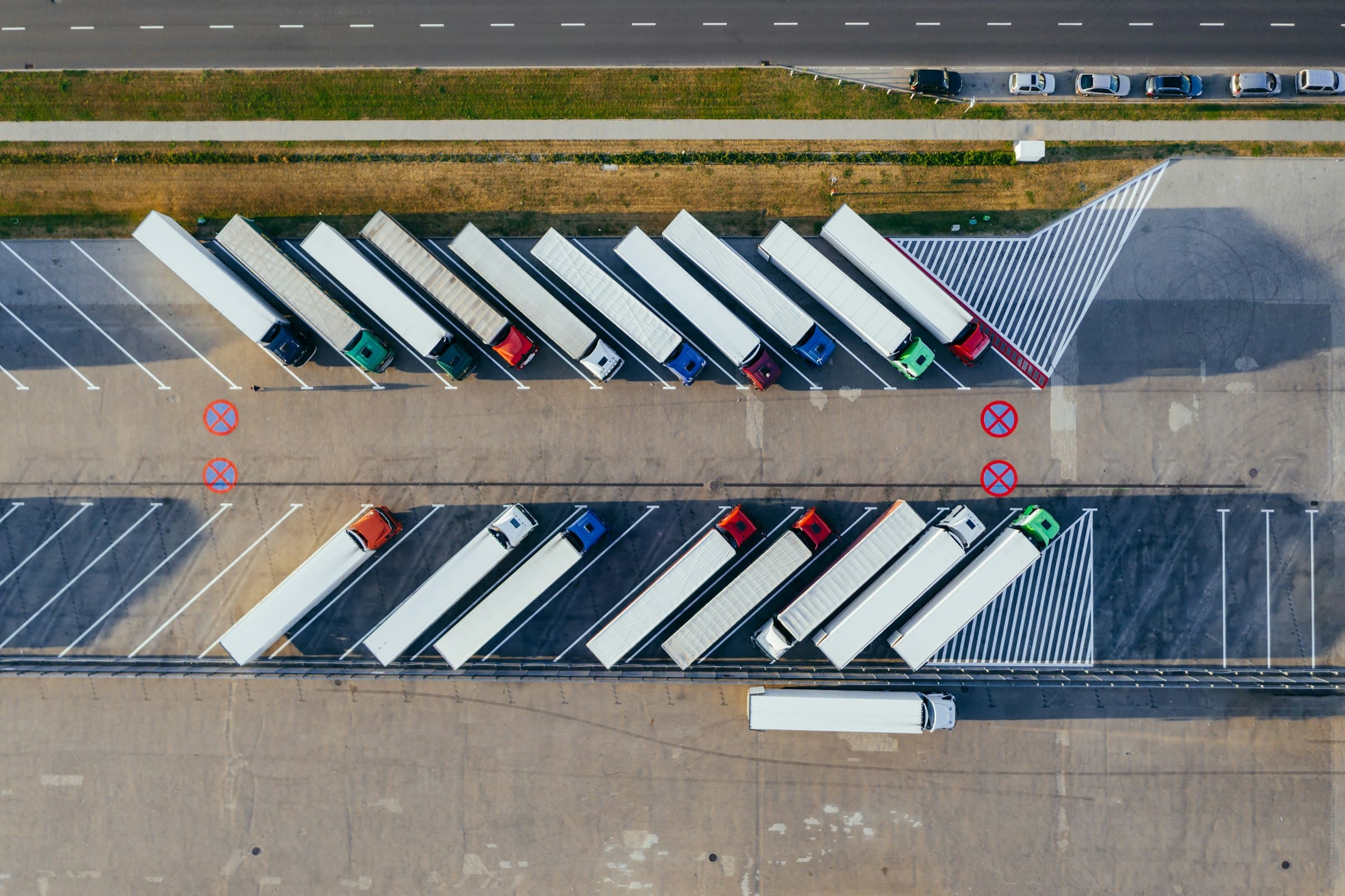 Flotilla de camiones estacionada