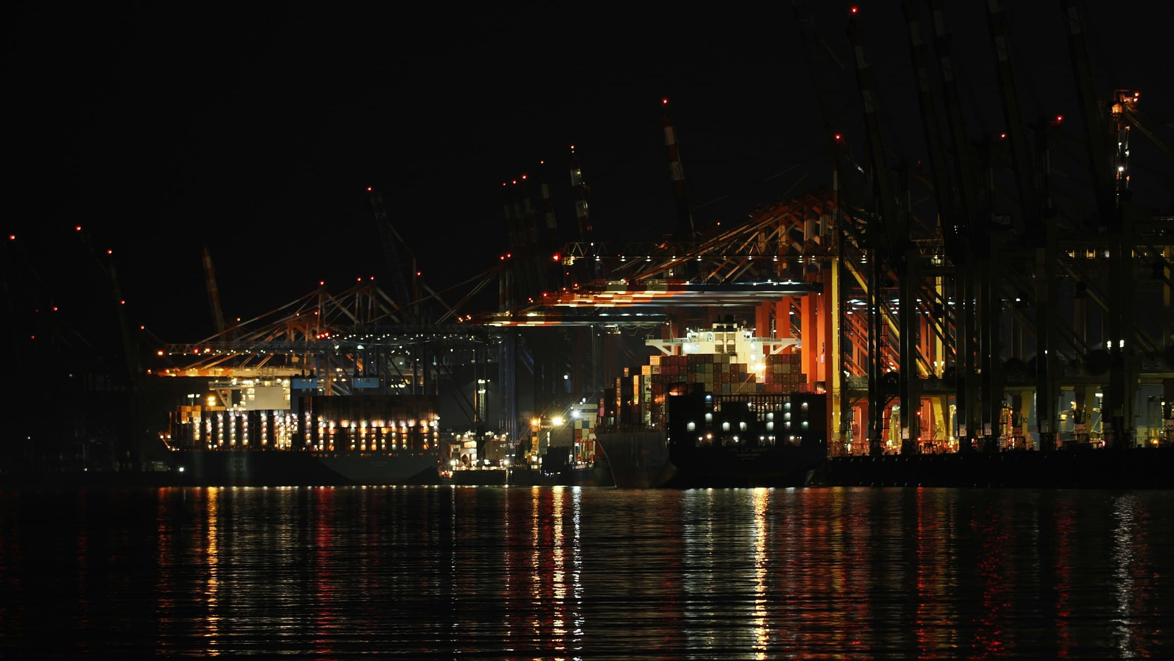 Puerto industrial iluminado de noche